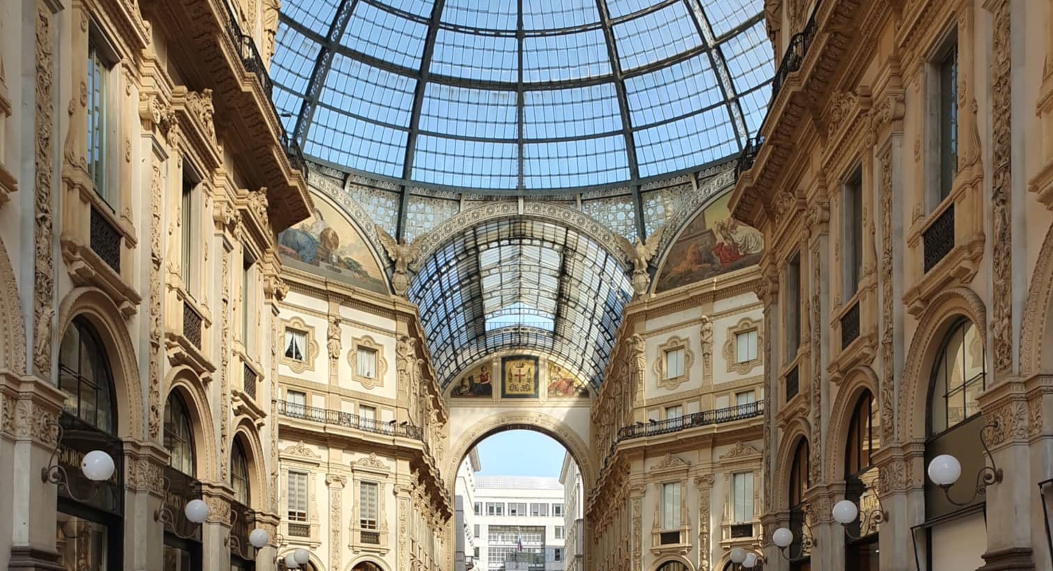 Coupole en verre de la Galleria Vittorio Emanuele II vue depuis l'intérieur.